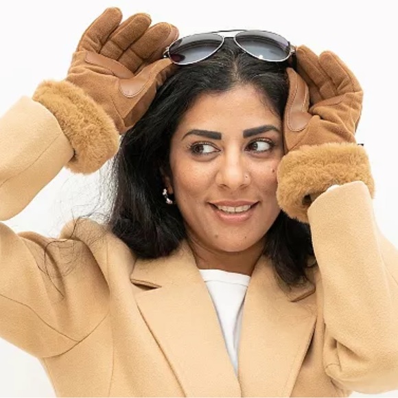 Women's isotoner Microsuede & Fleece Water Repellent Faux Fur Cuff Gloves - Picture 3 of 4